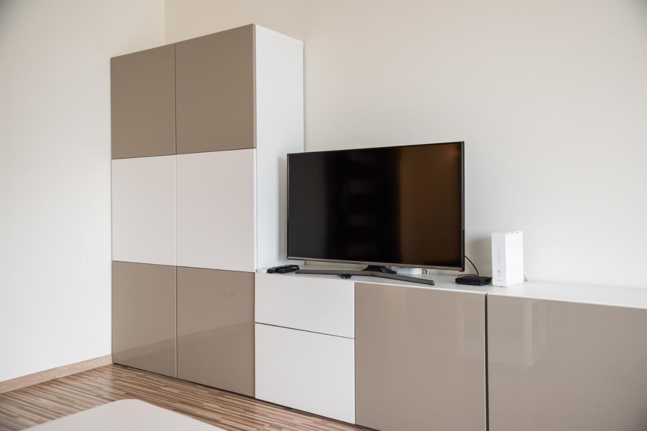 Metro Kondratowicza Spacious Apartment Warsaw Exterior photo